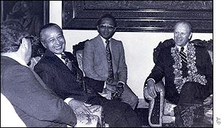 L-R Kissinger,  Suharto, unknown, Ford, Dec 6, 1975