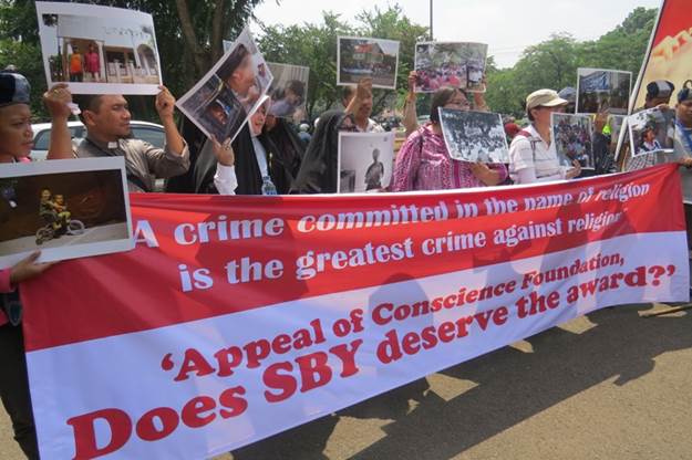 Protesters march to the U.S. Embassy in Jakarta, Indonesia, on 6 May